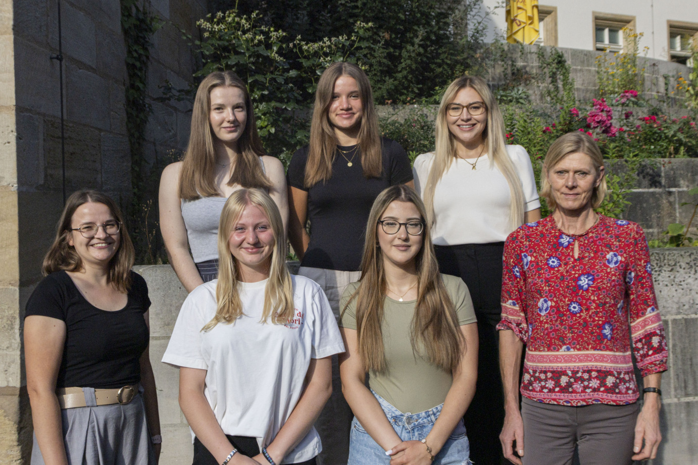 Gruppenbild der Azubis 2024 mit Ordinariatsdirektorin Jutta Schmitt und kaufmännischen Ausbilderin Verena Metzner